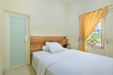 Aruna 2 – Essential Queen Room