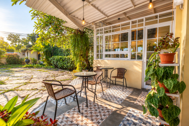  Nikmati waktu santai di area outdoor Home 88 Feels Like Home, hotel dan homestay di Jalan Kaliurang, Yogyakarta. Tempat yang nyaman untuk menikmati kopi atau teh di pagi dan sore hari sambil melihat suasana jalan dan lingkungan sekitar.