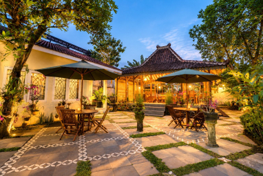 Ruang santai terbuka dengan suasana hangat dan asri di Home 88 Feels Like Home, hotel di Jalan Kaliurang, Yogyakarta. Tempat yang nyaman untuk bersantai, berkumpul, atau melepas lelah setelah menjelajahi Yogyakarta.